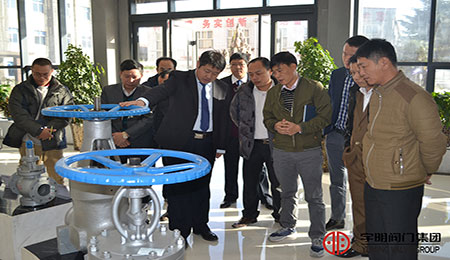 Khách hàng đến thăm nhà máy